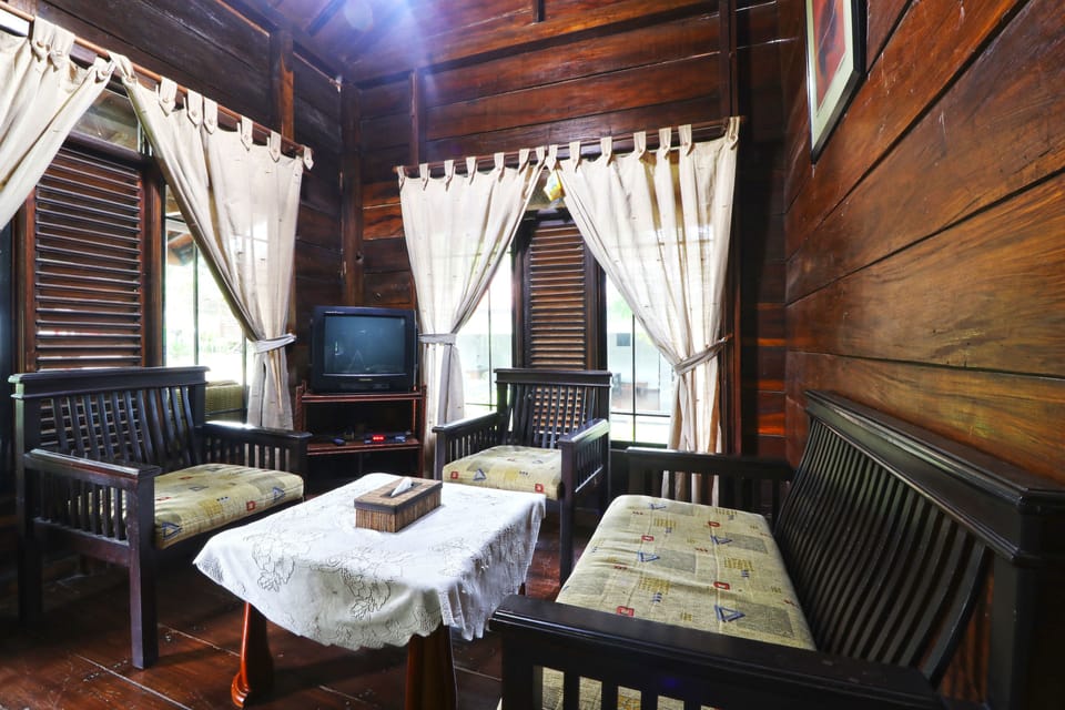 Bungalow, 1 Bedroom | Living room | LCD TV