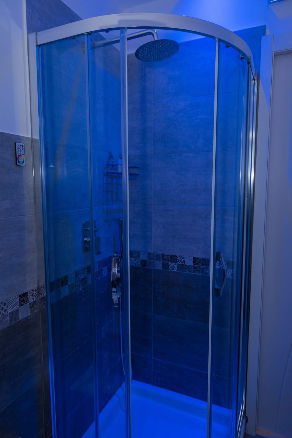 Shower, rainfall showerhead, free toiletries, hair dryer