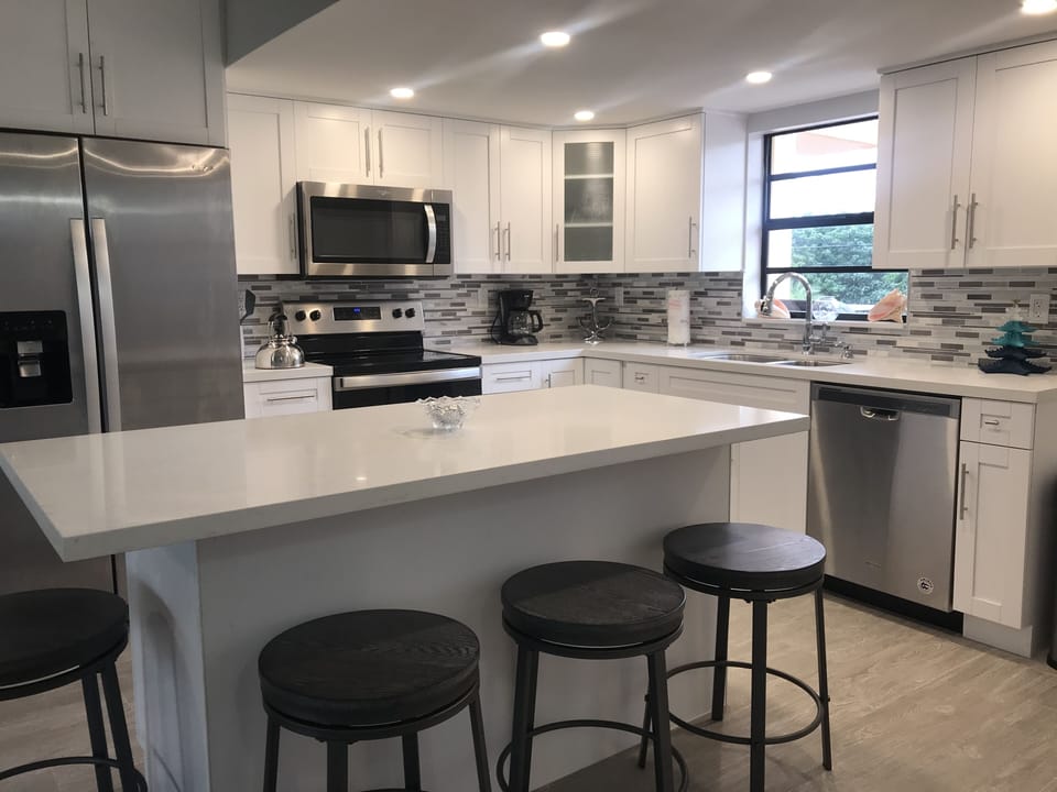 Remodeled kitchen fully sitting for 4 with additional 4 tray tables. 