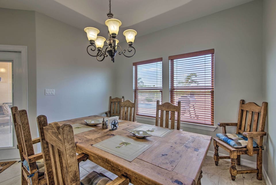 Dining Area | 6-Person Dining Table