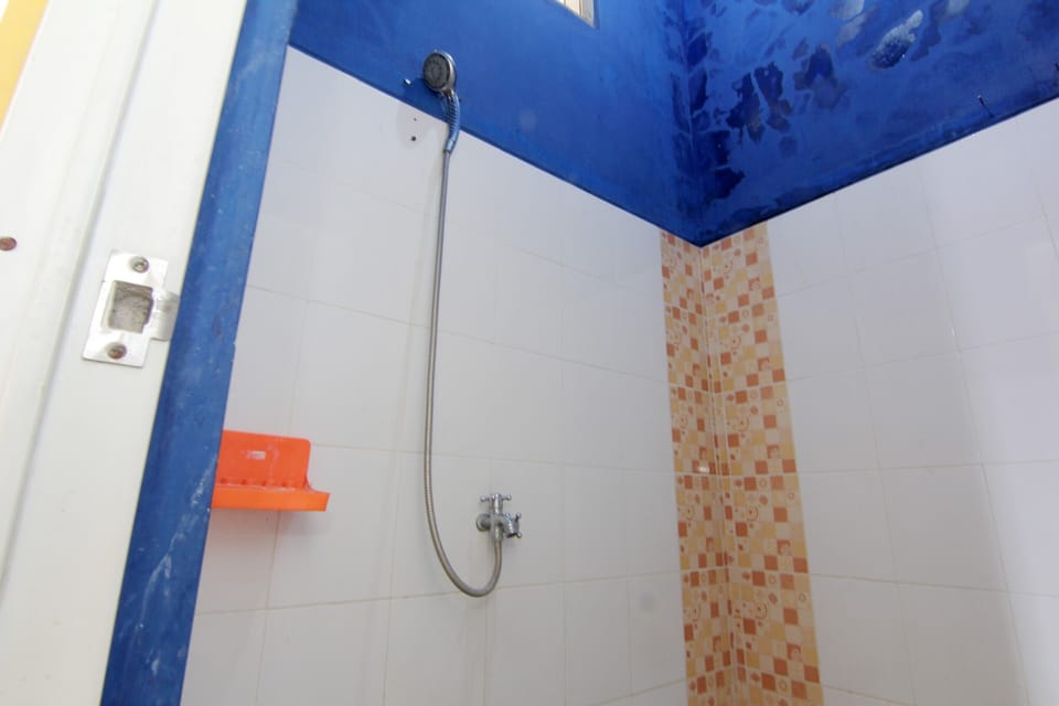 Standard Room, Private Bathroom | Bathroom | Shower, towels