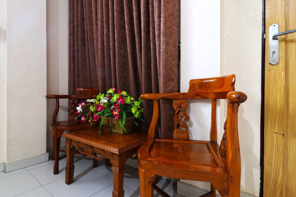Suite | Living area | 32-inch TV with satellite channels