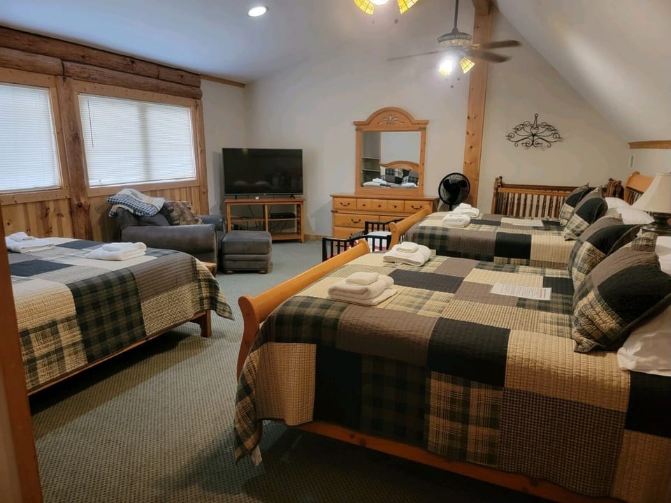 Upstairs Bedroom, Three Queens Beds, Crib with Balcony overlooking lake