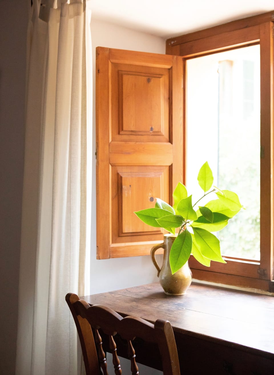 2nd upstairs bedroom morning light