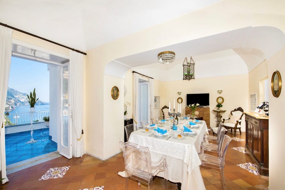 Villa (6 Bedrooms) | Living room | TV