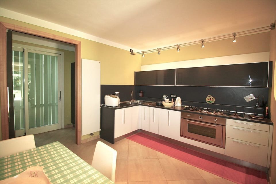 Villa (6 Bedrooms) | Private kitchen | Dishwasher