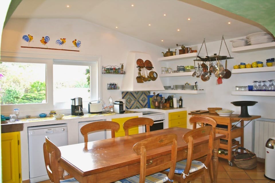 Villa (4 Bedrooms) | Private kitchen | Microwave, dishwasher