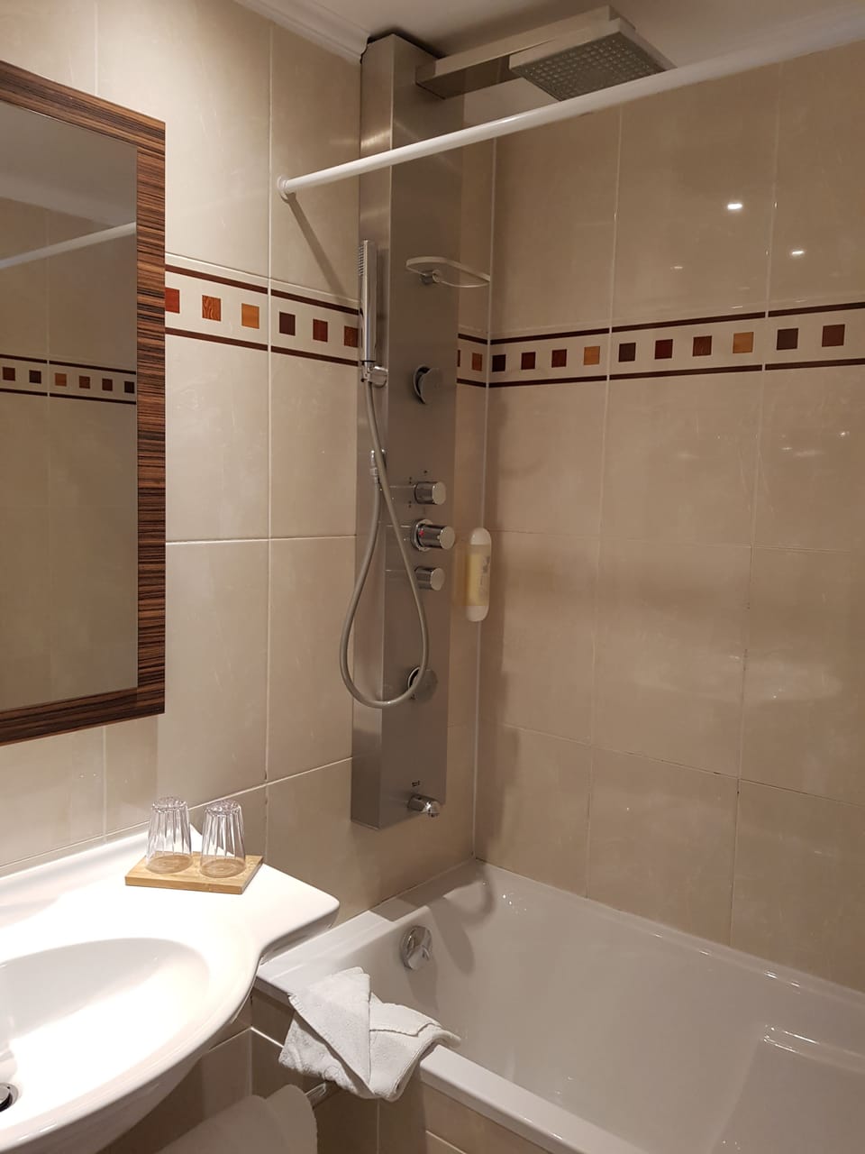 Superior Twin Room | Bathroom | Free toiletries, hair dryer, towels