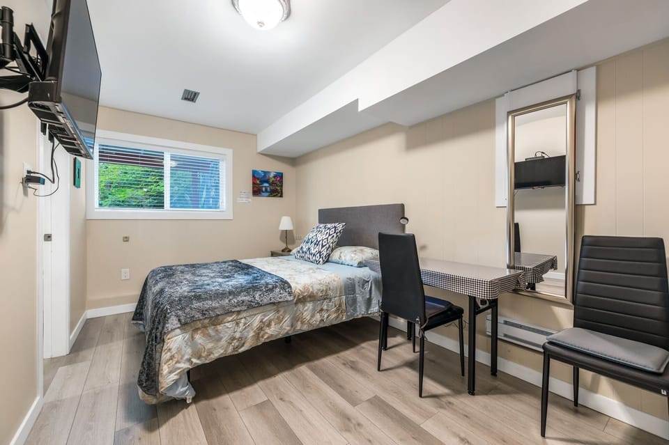 Queen Suite with Private Bathroom and Private Kitchenette | Blackout drapes, soundproofing, free WiFi, bed sheets