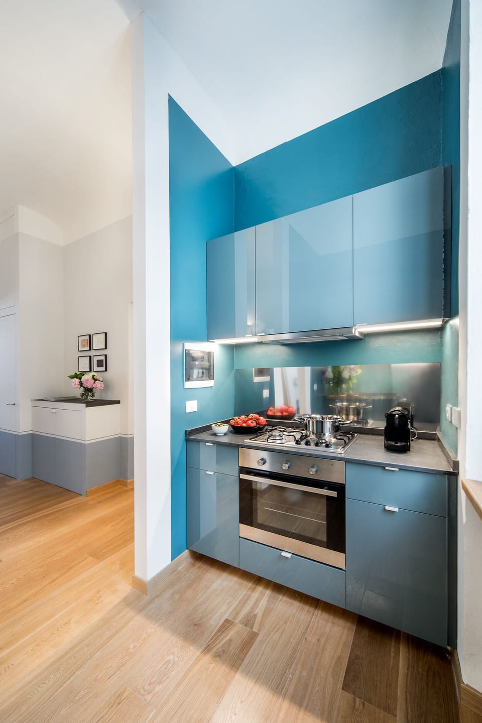 Fully equipped kitchen with sink, stove, oven, fridge/freezer, coffee machines