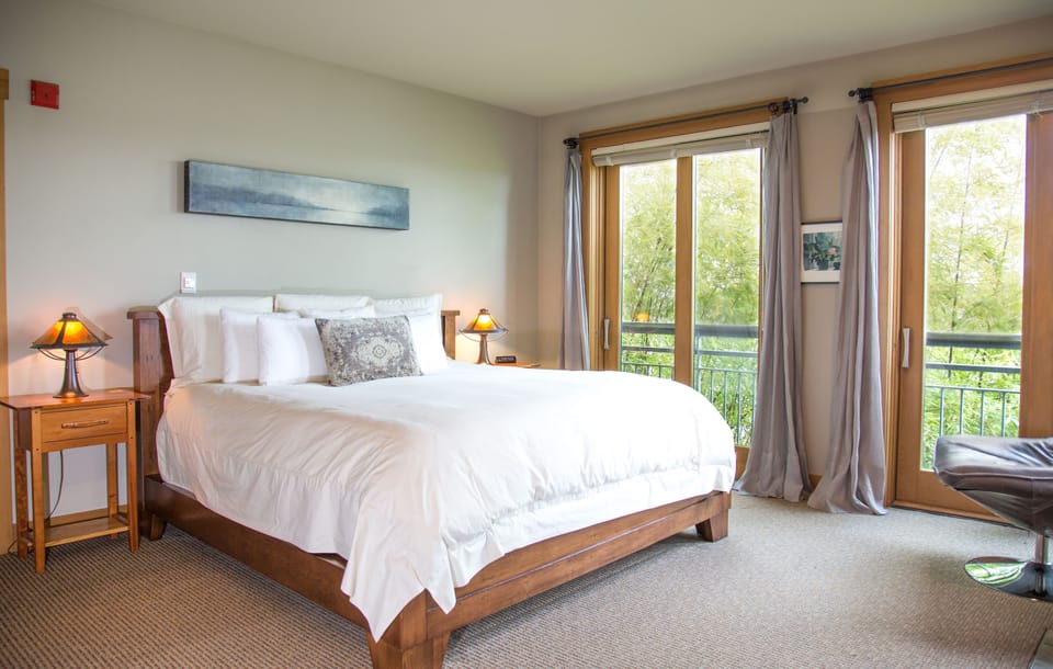 Cottage, 1 King Bed, Non Smoking | Premium bedding, free minibar items, iron/ironing board, free WiFi