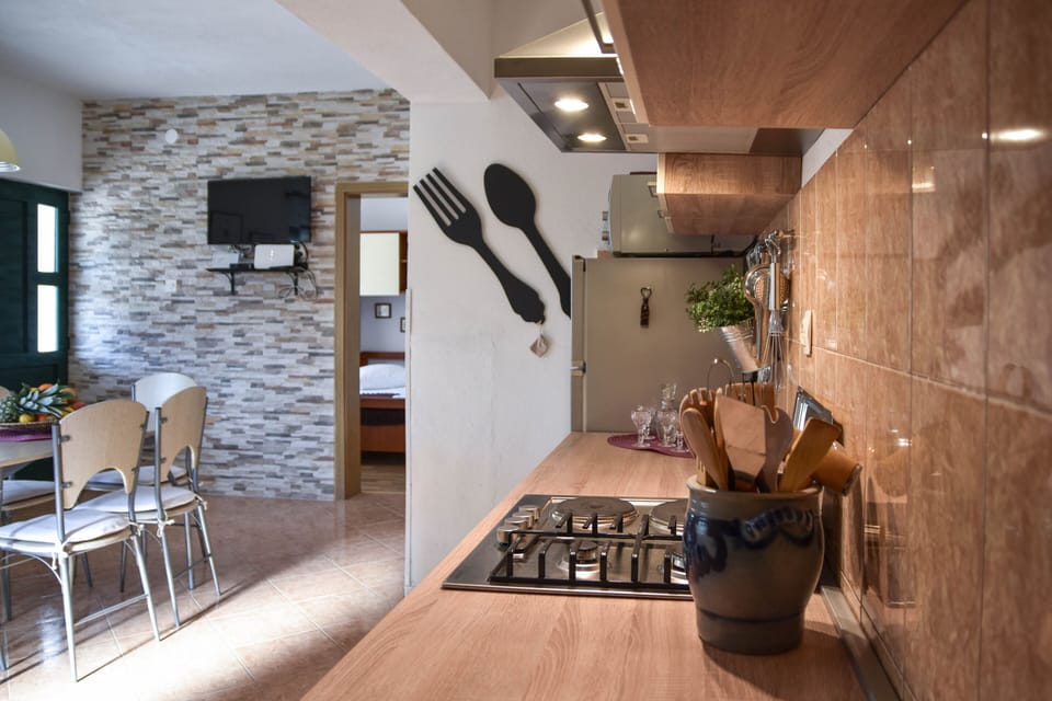 Kitchen.
Cutlery for 6 persons.