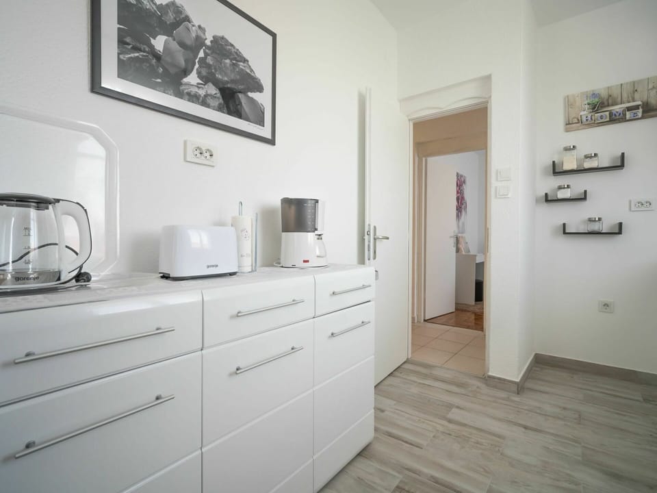 Cabinetry, Property, Picture Frame, White, Drawer, Chest Of Drawers, Wood, Interior Design, Floor