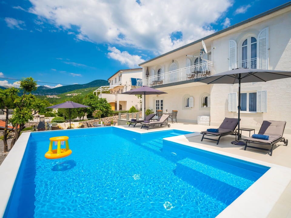Cloud, Water, Sky, Building, Plant, Daytime, Property, Furniture, Window, Swimming Pool