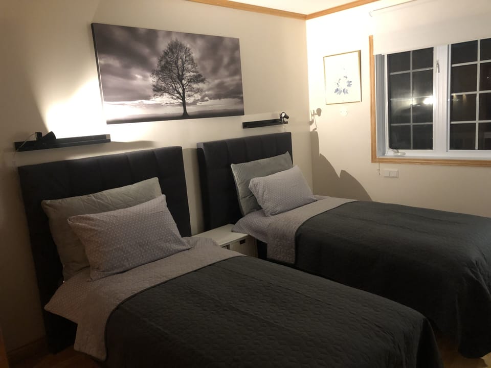 Bedroom 2(16sqm) with 2*90*200 or 1*180*200) + 80*190-extra bed
