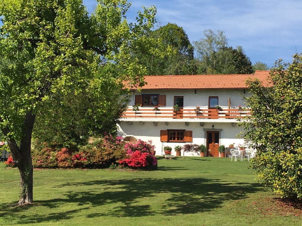guests' complete apartment in the cottage with private entry 