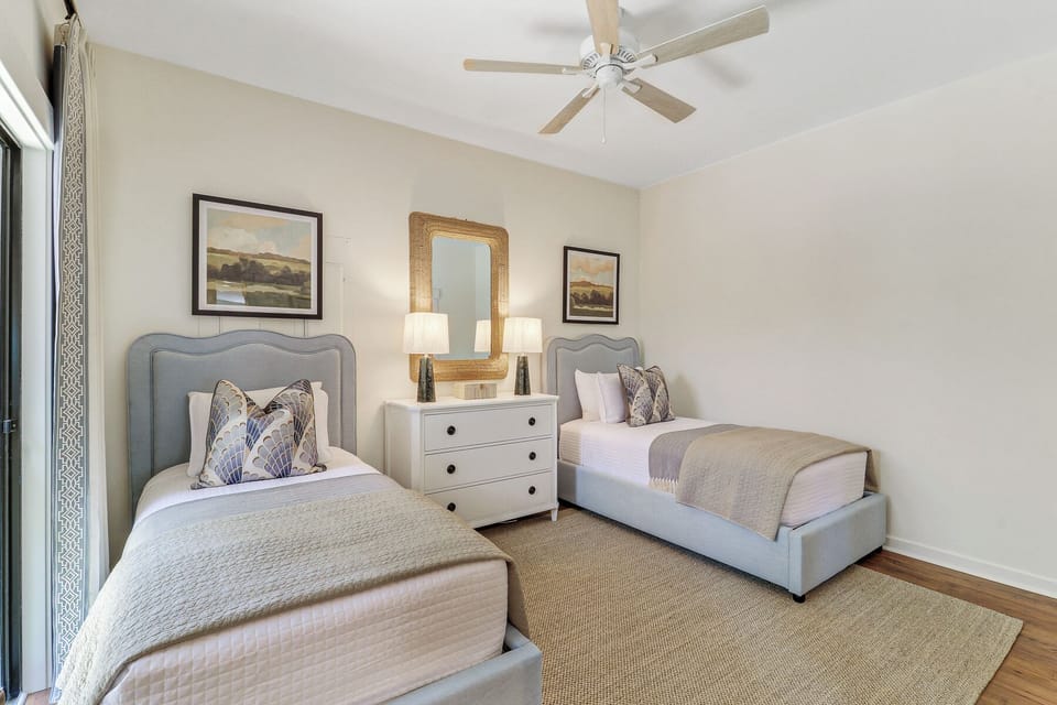 16 East Beach Lagoon - Twin/Twin Bedroom (1st Floor)