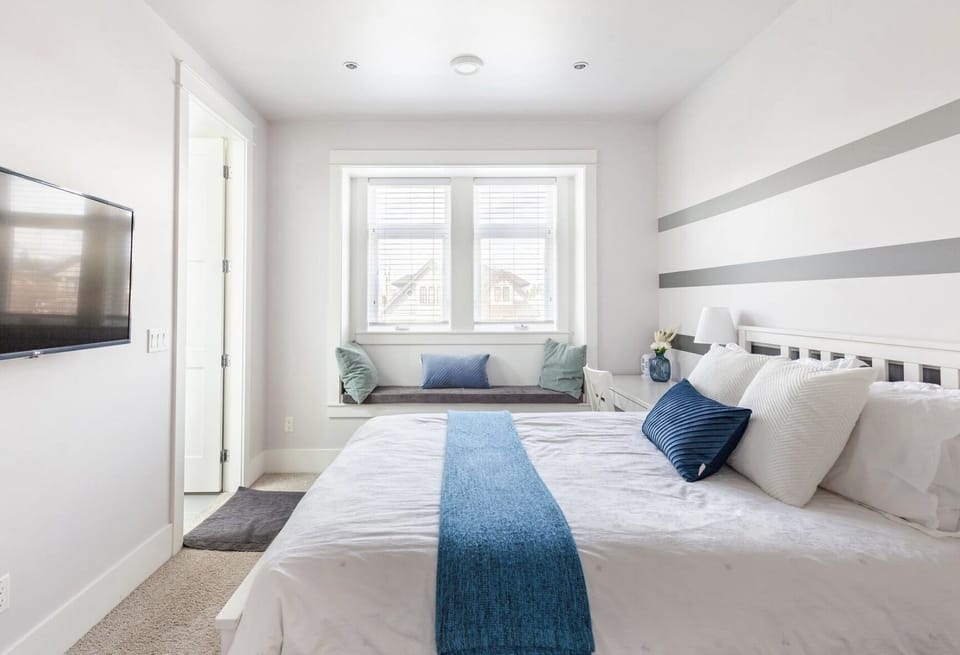 Classic Double Room, 1 Queen Bed, Non Smoking | Premium bedding, desk, laptop workspace, blackout drapes