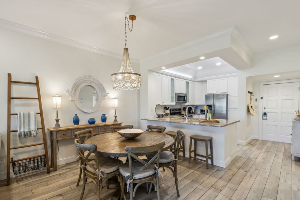 Dining Area with Seating for 6 at the Table and 3 at the Barstool Area