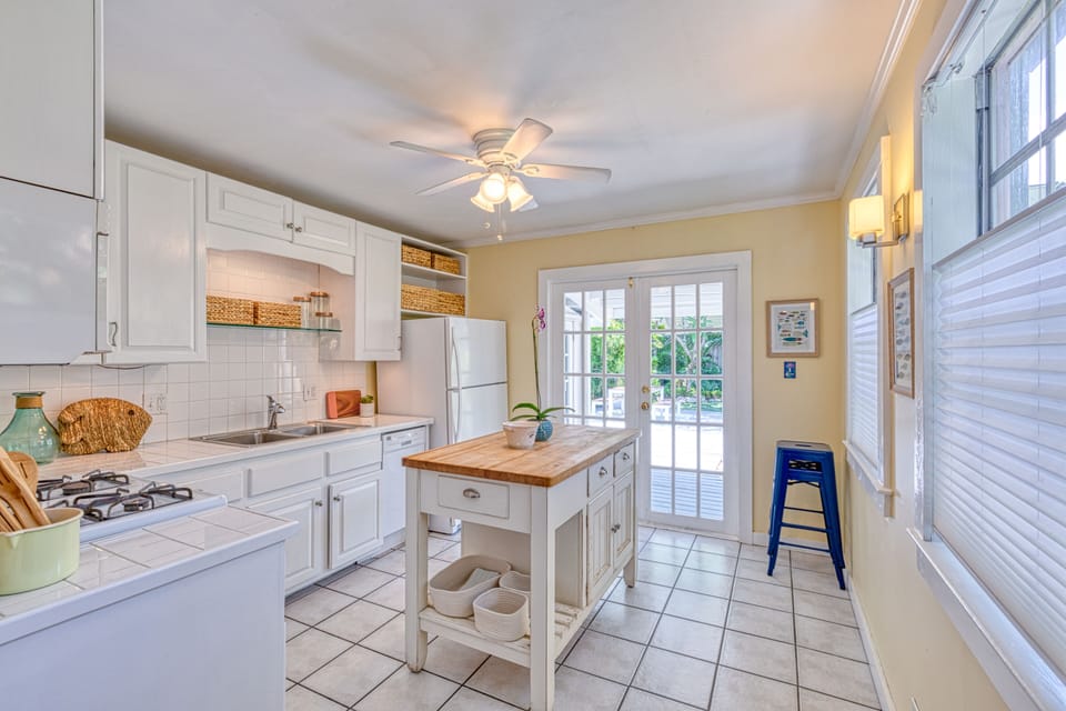 Fully equipped kitchen with views of backyard