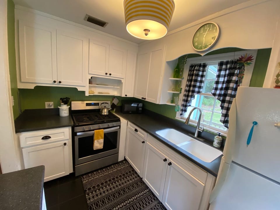 Kitchen-gas stove. 