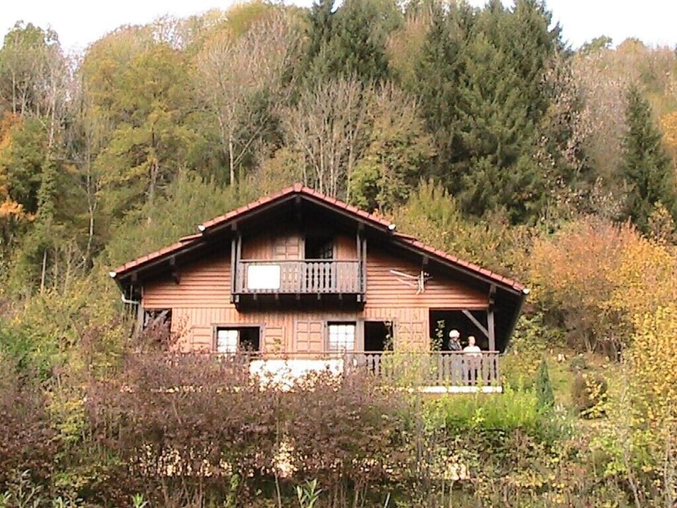 Chalet La Chenaz in Autumn with the woods behind.
