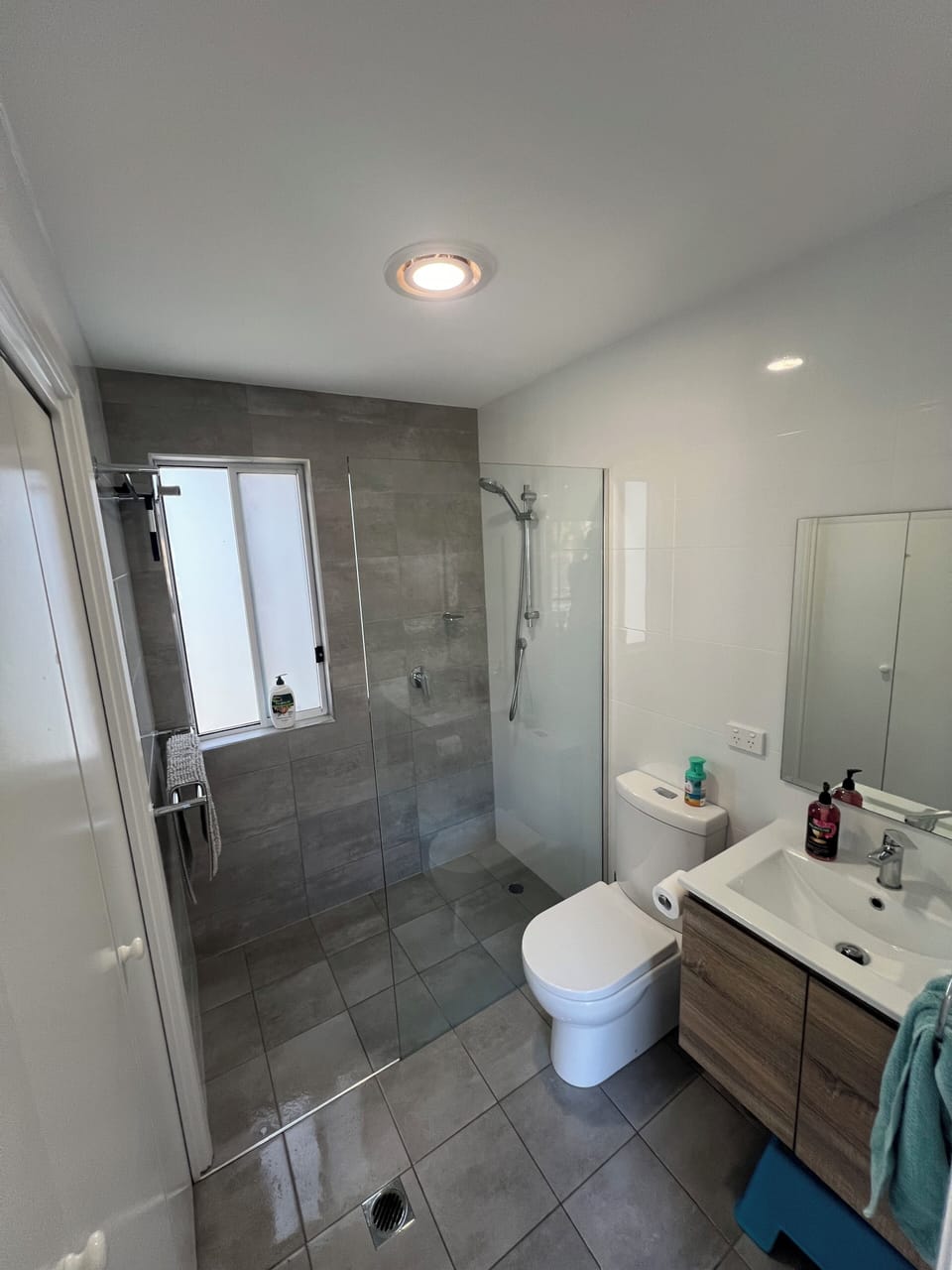 Main Bathroom 