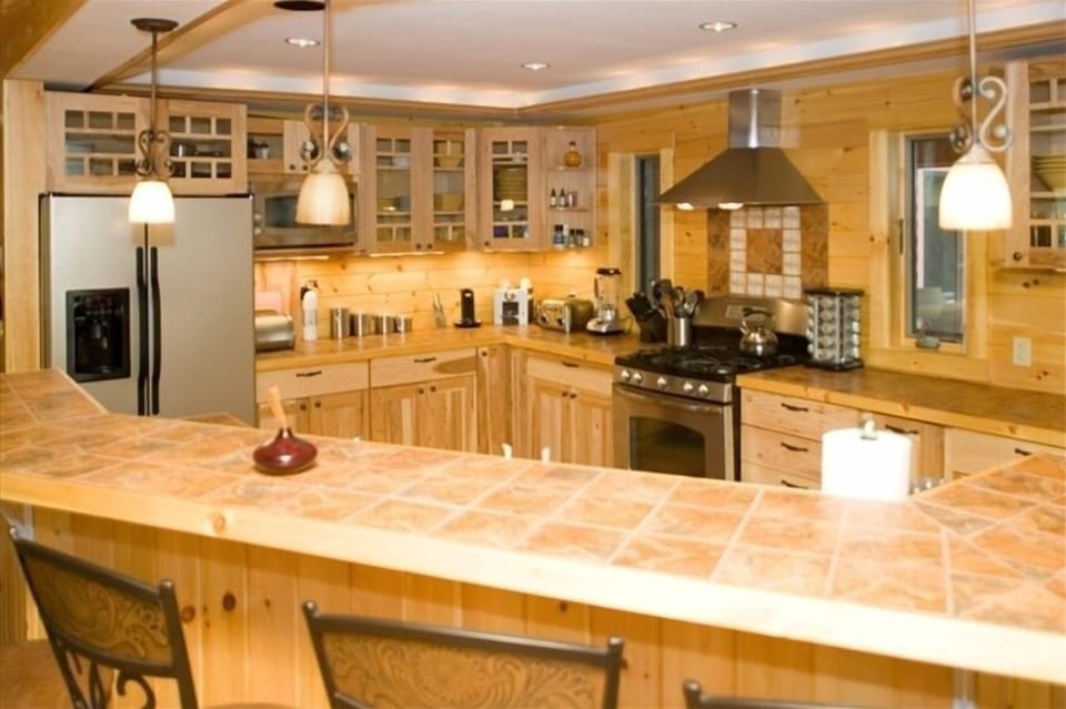 The fully provisioned kitchen makes it easy to kee