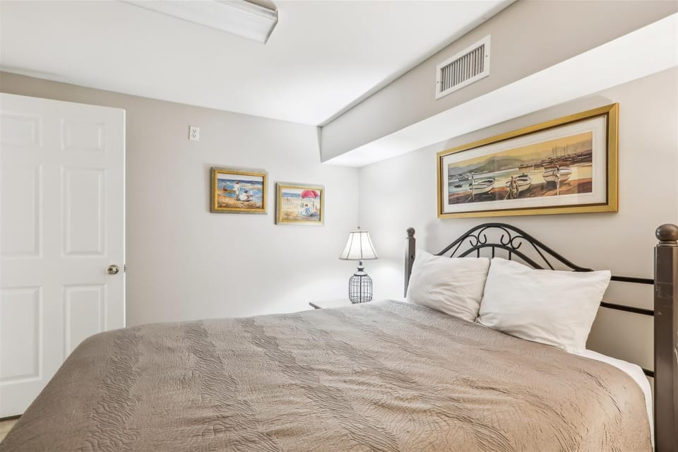 Garage Room with Queen Bed at 18 Wagon Road