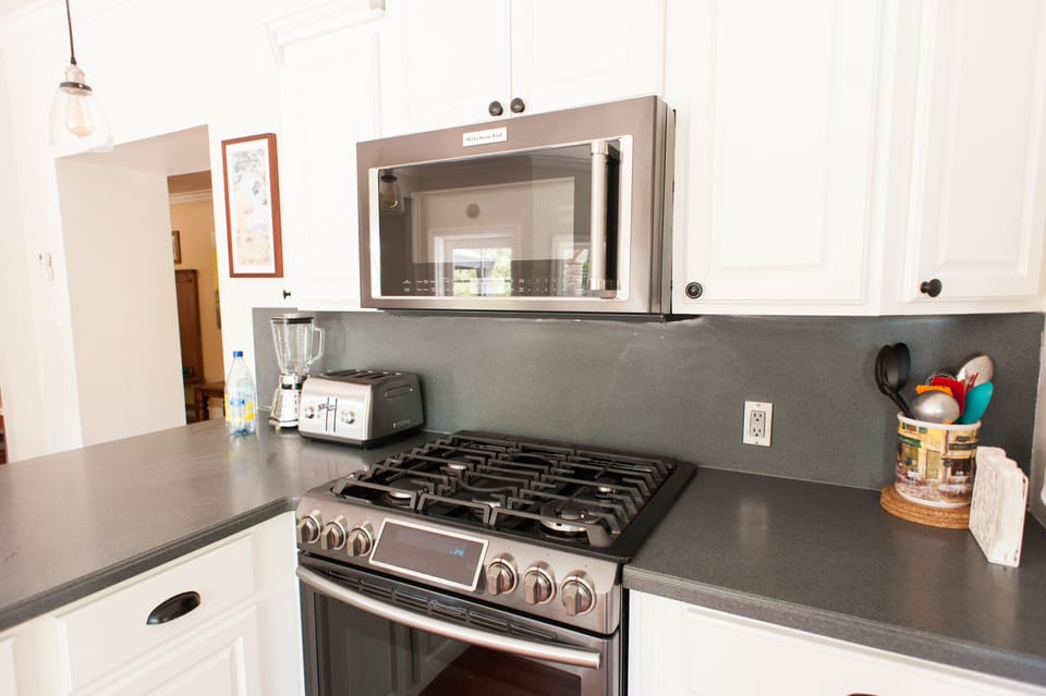 Gas range, 2 convection ovens, lots of countertop space, great for buffets