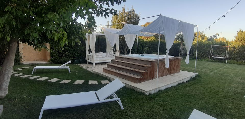 Outdoor spa tub