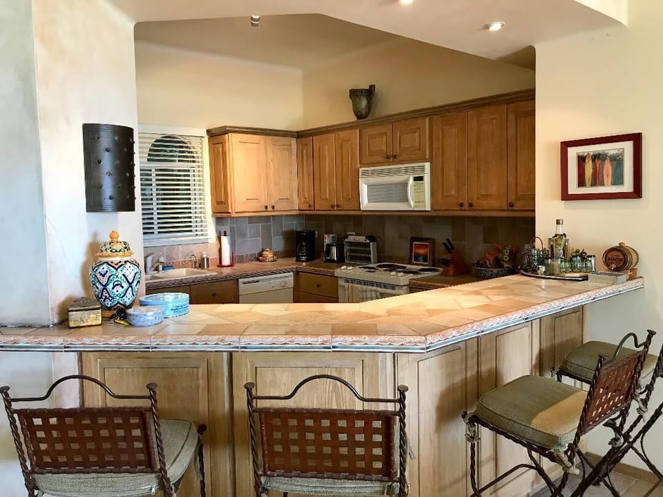 Kitchen/Bar Area!