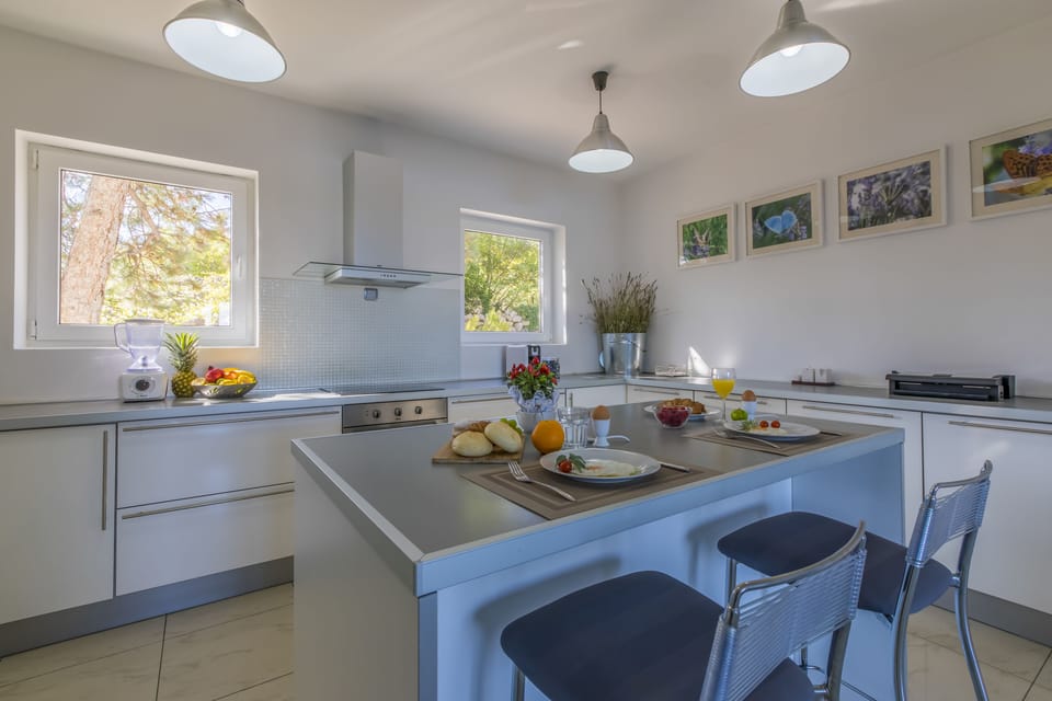 Stove, ceramic hob, large fridge, freezer, microwave, espresso & filter coffee