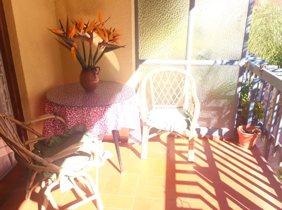 Terrace with a coffee table & a dining table. Un buen sitio para comer.
