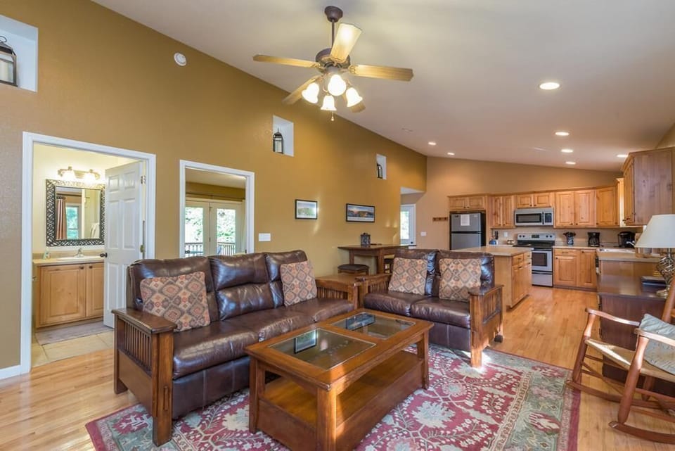 Living area - view 3