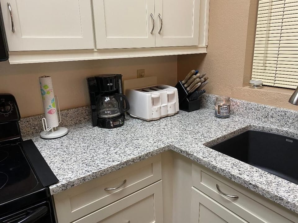 New Granite counters - wonderful undermount sink- easy clean up 