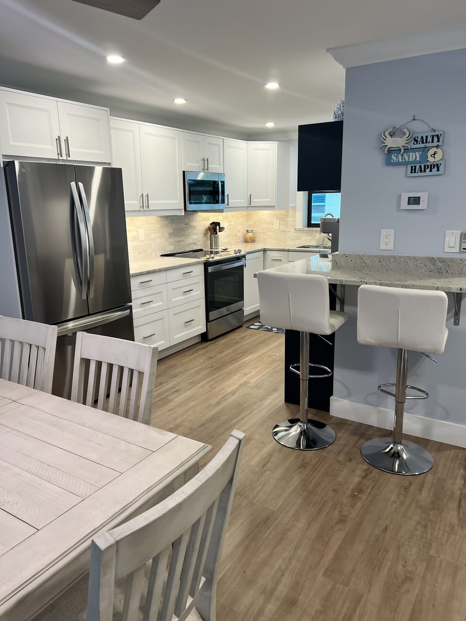 Fridge with Ice Maker and Filtered Water Dispenser
