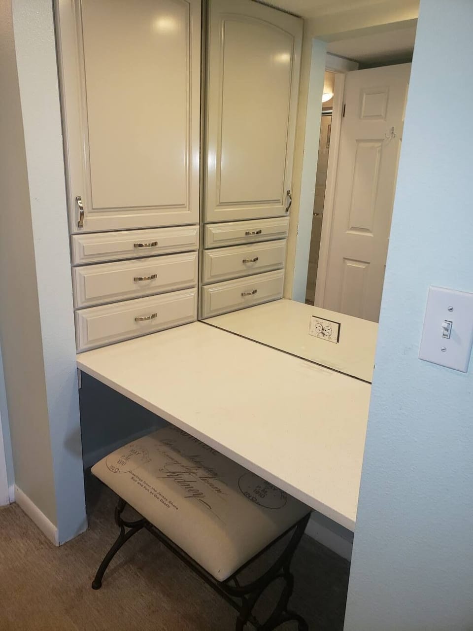 Make up Mirror,   how nice!!! :) 