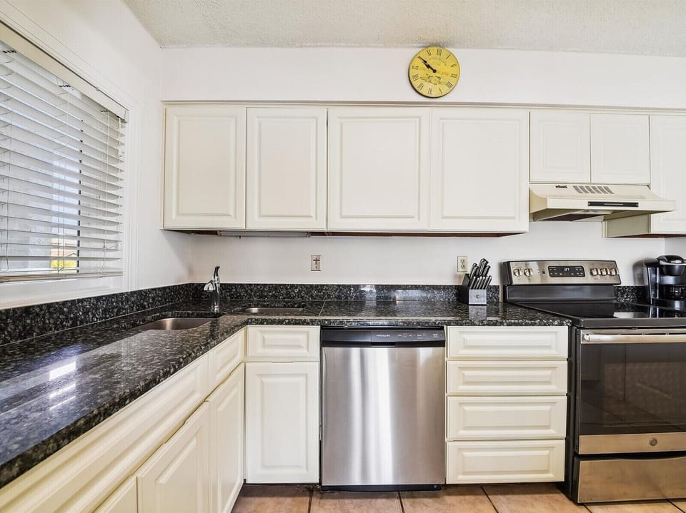 Kitchen at 407 Shorewood