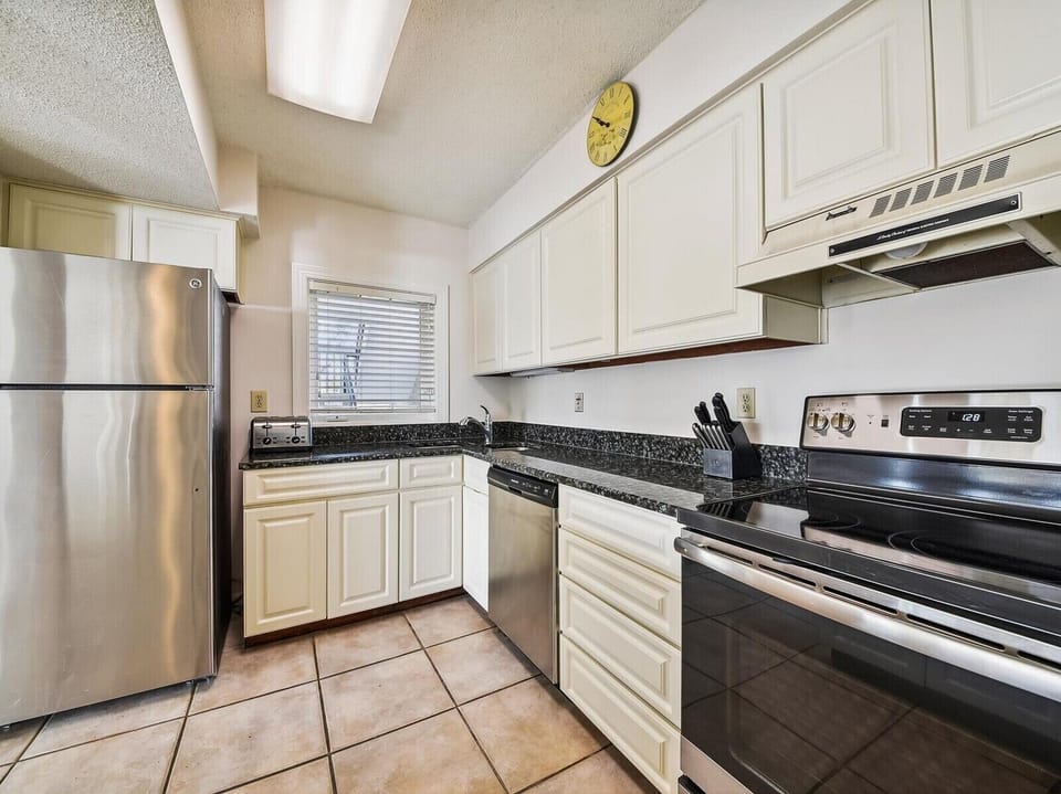 Kitchen at 407 Shorewood