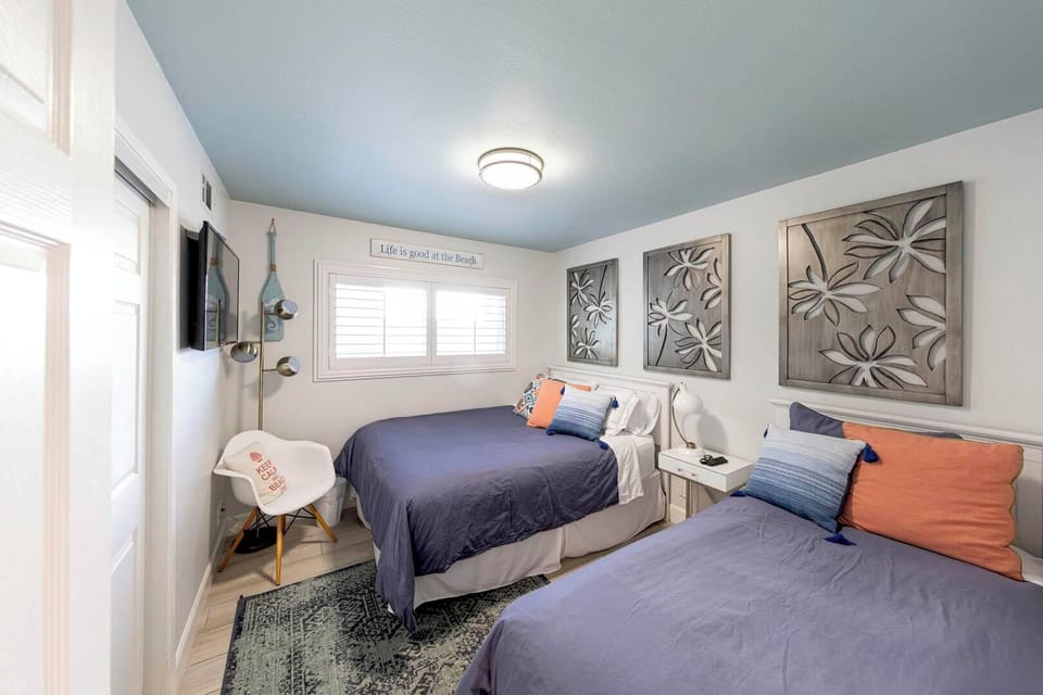 Second bedroom with Queen bed and twin bed.  Large TV with cable and apps