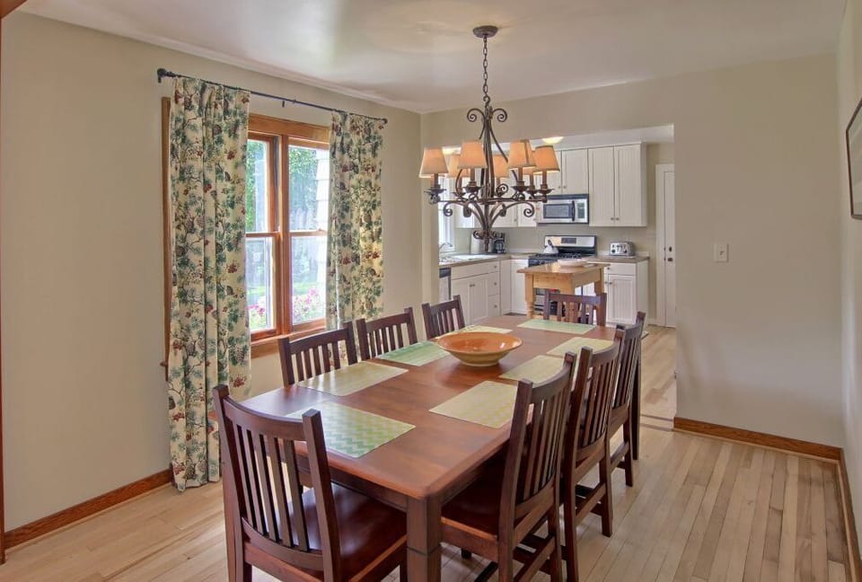Dining room also with river view!