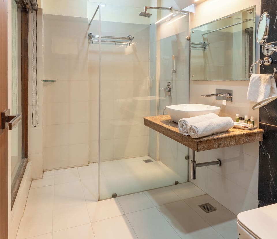Premium Room | Bathroom | Combined shower/tub, rainfall showerhead, designer toiletries