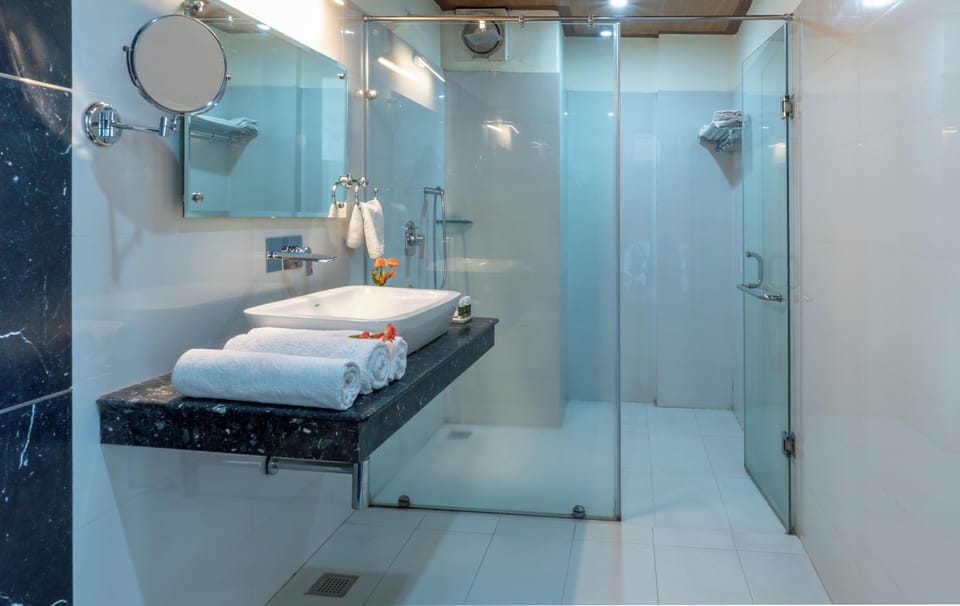 Luxury Room | Bathroom | Combined shower/tub, rainfall showerhead, designer toiletries