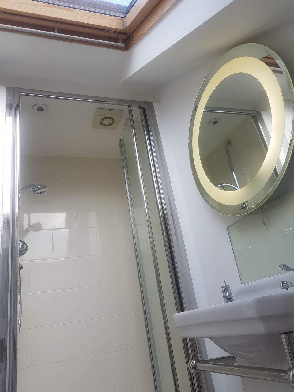 Deluxe Double Room | Bathroom shower