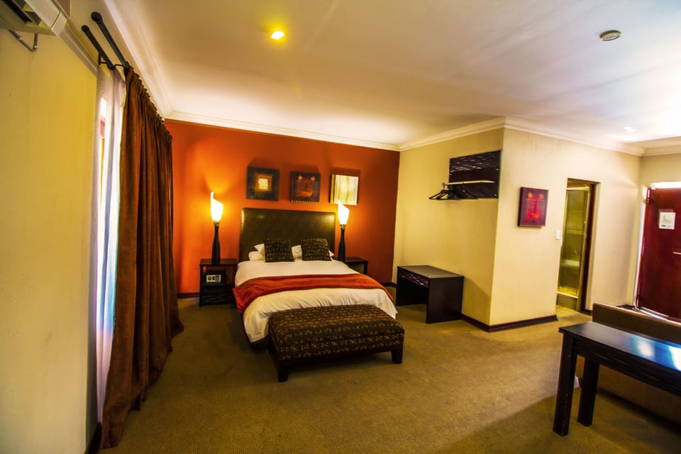 Deluxe Double Room | In-room safe, desk, bed sheets