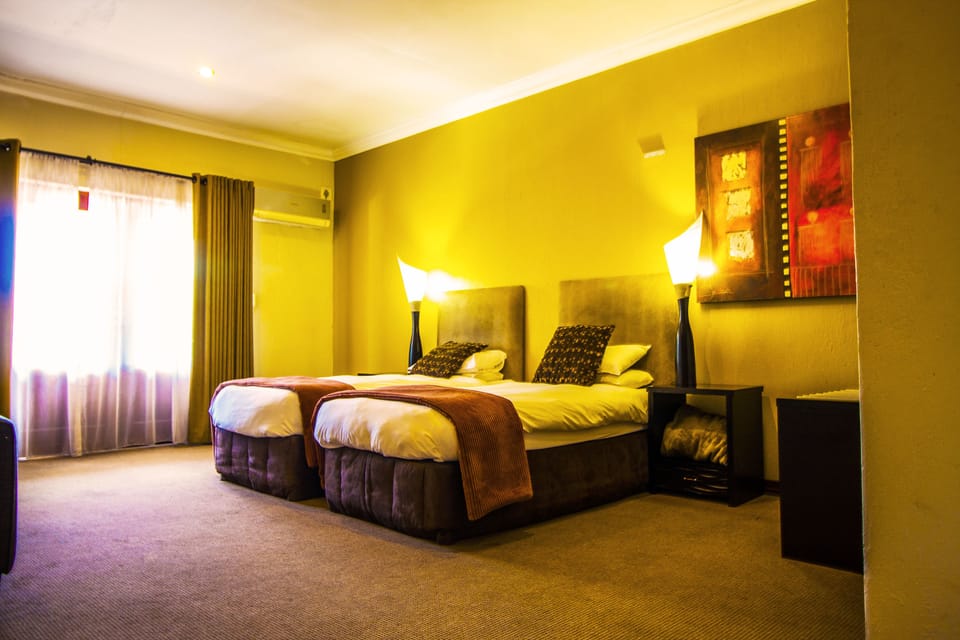 Deluxe Twin Room, 2 Twin Beds | In-room safe, desk, bed sheets