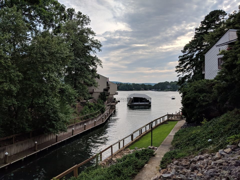 Access Lake Hamilton just steps away.