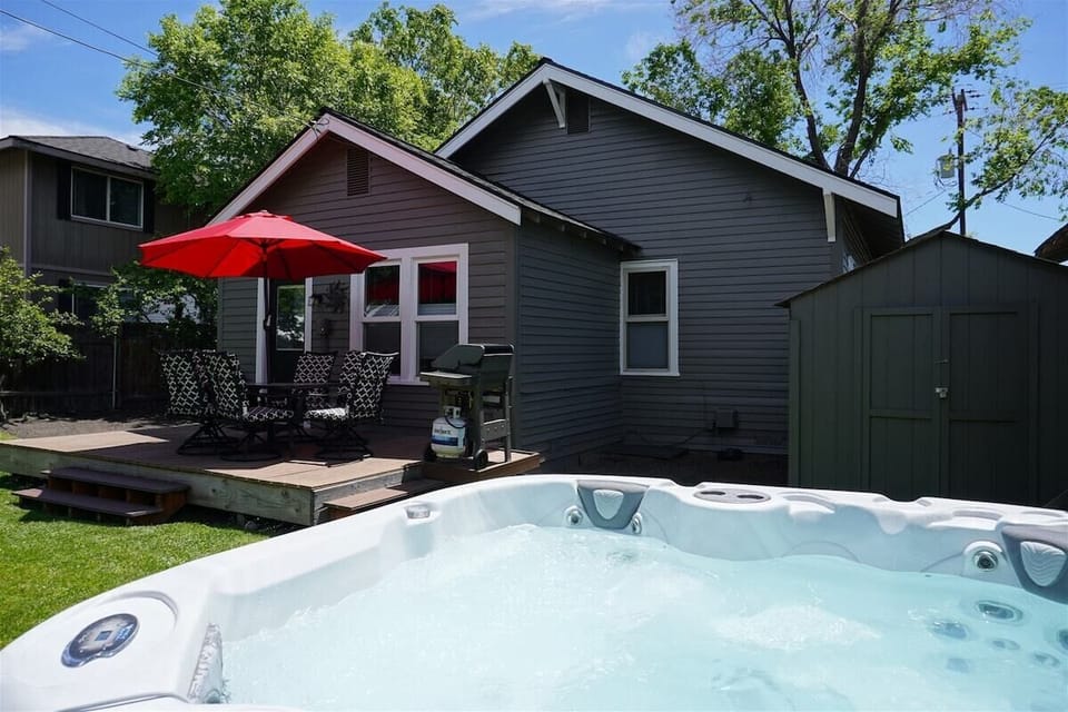 Fuller Cottage Backyard
