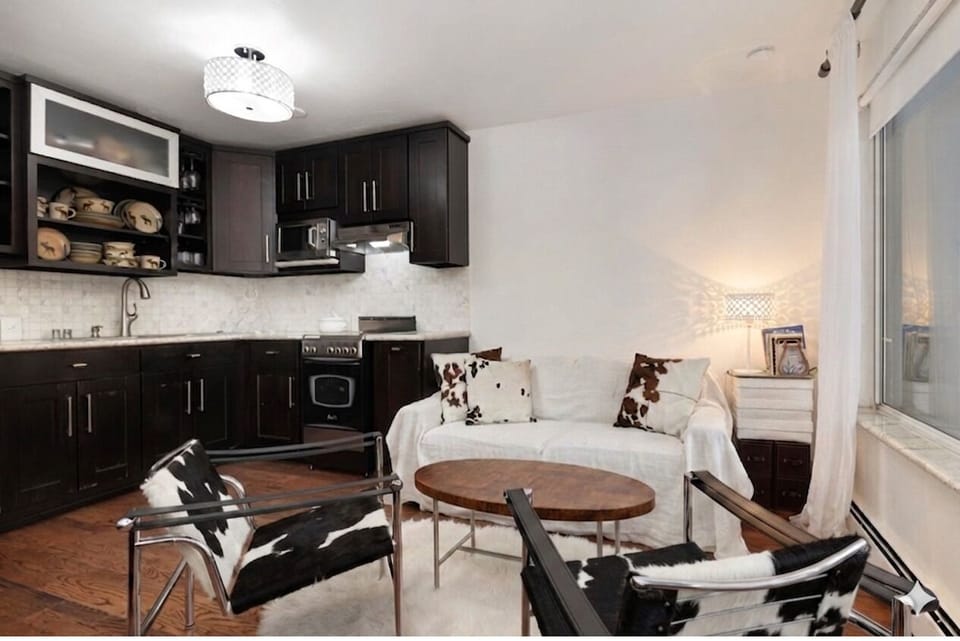 Very comfy sitting area, easy to watch TV and oversee cooking in the kitchen.